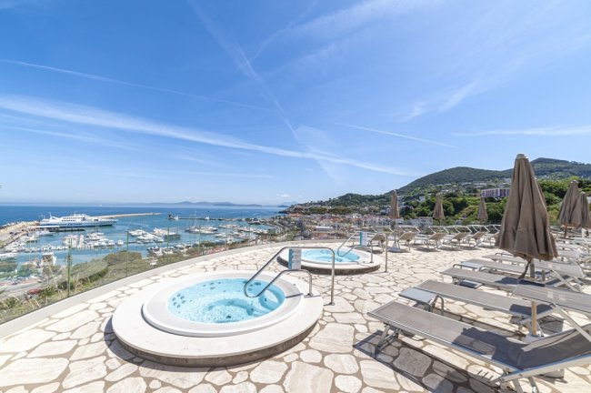 Vasche idromassaggio con vista sul porto.