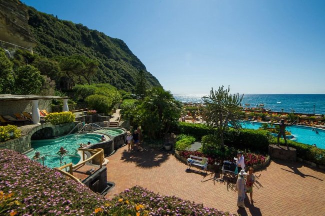 Giardino con piscina e vista mare.