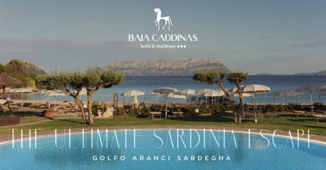 Piscina con ombrelloni vista mare. Testo di Baia Caddinas.