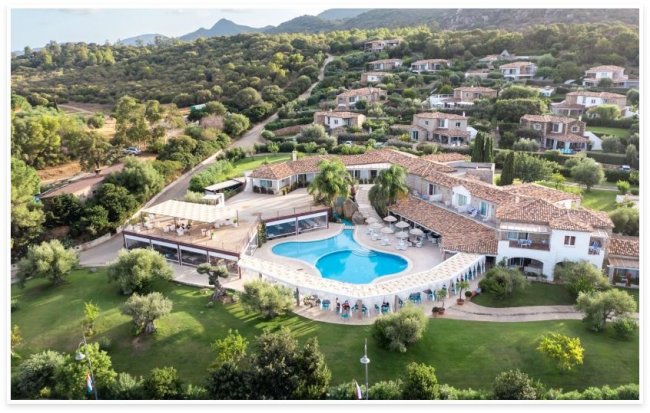 Complesso turistico con piscina e villette collinari.