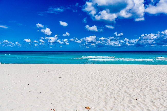 Spiaggia di sabbia bianca e mare turchese.