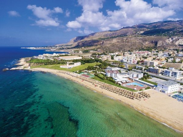Spiaggia e complesso urbano vicino al mare.