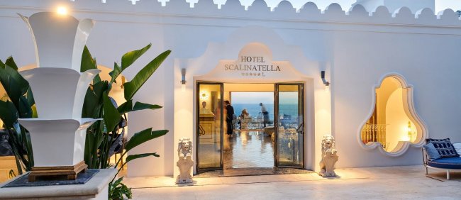 Ingresso elegante di un hotel con vista sul mare.