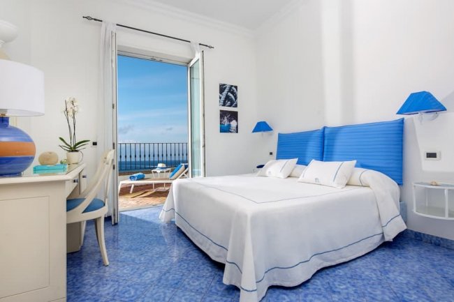 Camera da letto luminosa con vista sull'oceano.