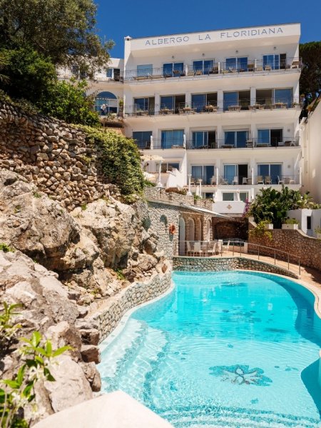 Hotel con piscina e terrazze.