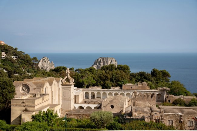 Antico monastero vista mare e scogli in lontananza.