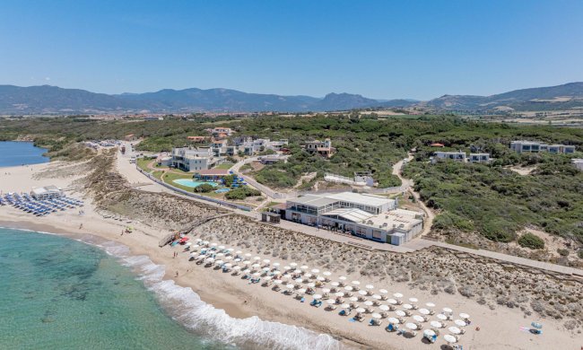 Spiaggia con ombrelloni e resort vicino al mare.