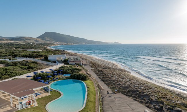Piscina vicino al mare con vista su montagne.