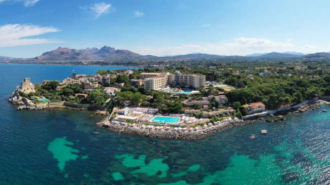 Peninsola con hotel e piscina vista mare.