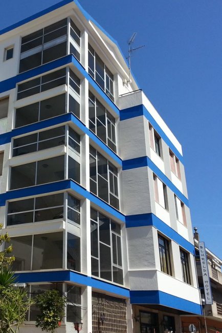 Edificio bianco e blu a più piani.