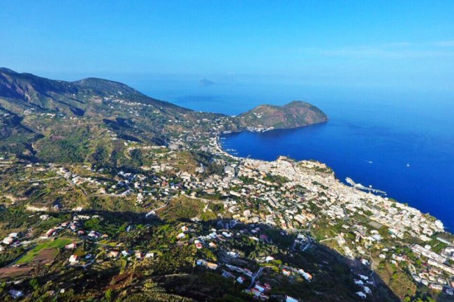 Veduta aerea di un paesaggio costiero.