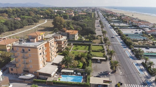 Vista aerea di un hotel vicino alla spiaggia.