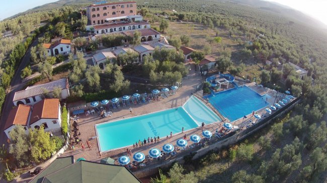 Complesso con piscine e ombrelloni vista dall'alto.