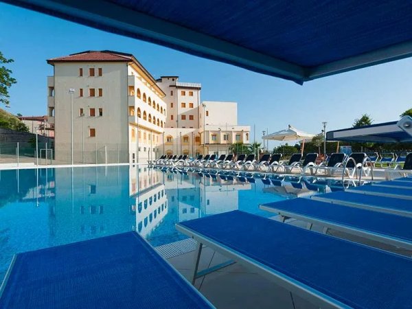 Piscina con sdraio blu.