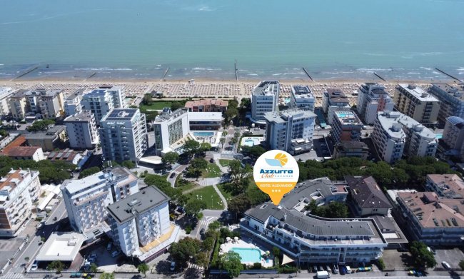 Vista aerea di un complesso vicino al mare.