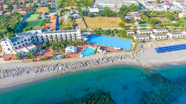 Resort con piscina e spiaggia viste dall'alto.