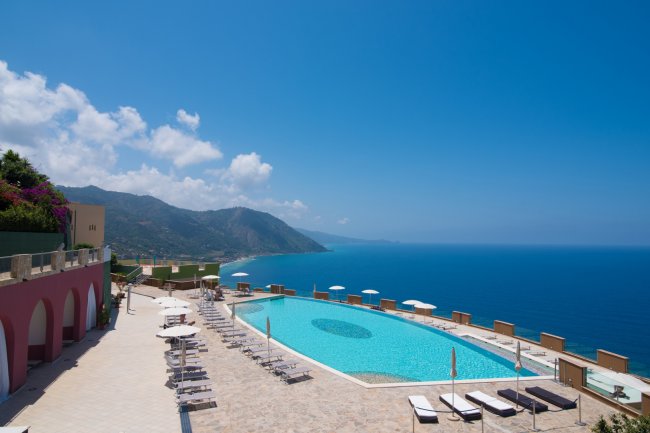 Piscina con vista panoramica sul mare.