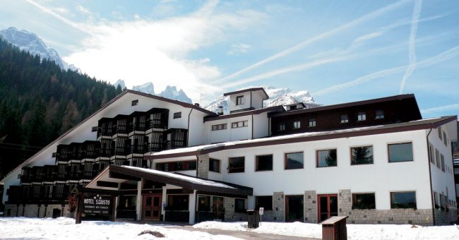 Hotel moderno in ambiente innevato.