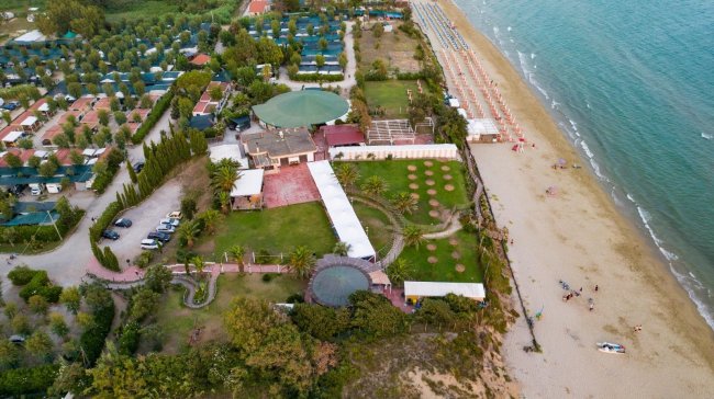 Veduta aerea di un campeggio con spiaggia.