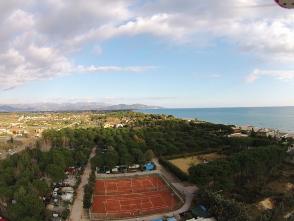 Vista aerea di campi da tennis vicino al mare.