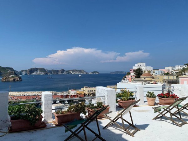 Vista panoramica su mare e città da terrazza.