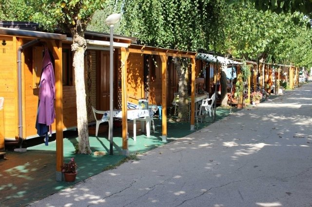 Strada con casette in legno e sedie.