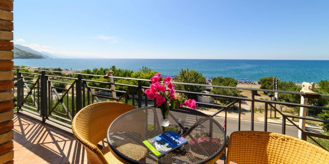 Terrazza con fiori e vista mare.
