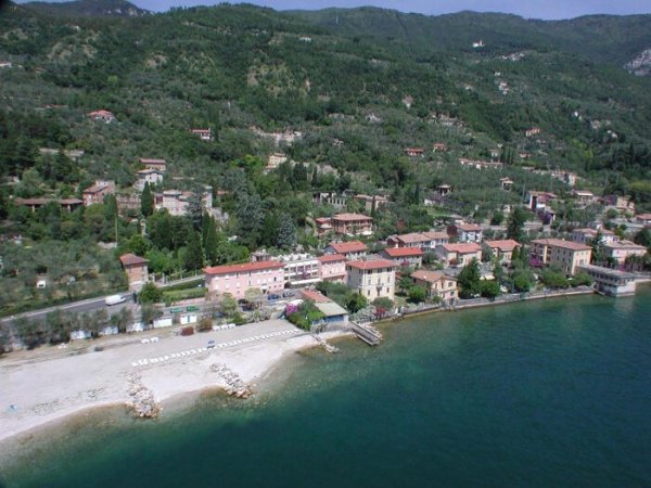 Veduta aerea di una costa con case e spiaggia.