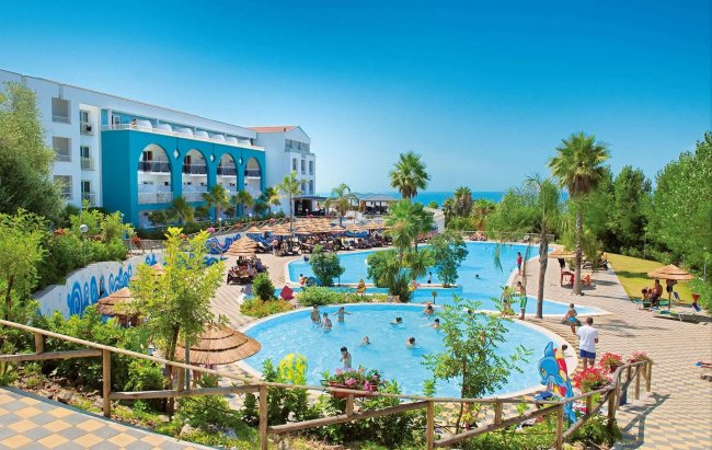 Resort con piscine e giardino fiorito.