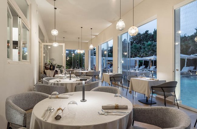 Sala da pranzo moderna con vista piscina.