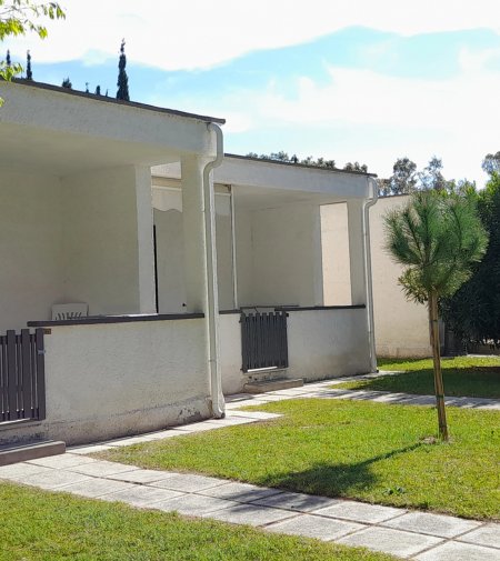 Due bungalow bianchi con giardino curato.