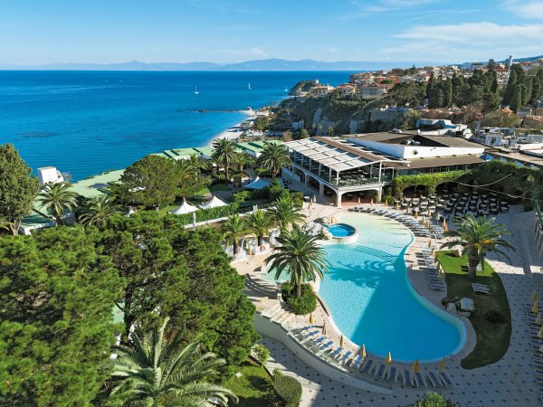 Resort con piscina e vista mare cristallino.