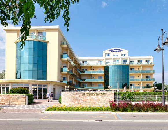 Facciata di un hotel moderno con ampie vetrate.