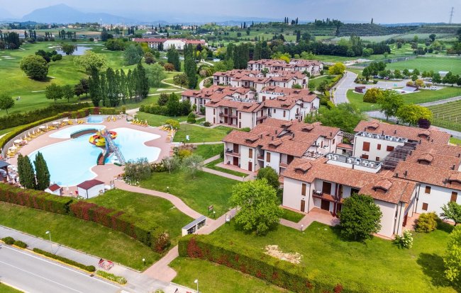 Complesso residenziale con piscina e parco.