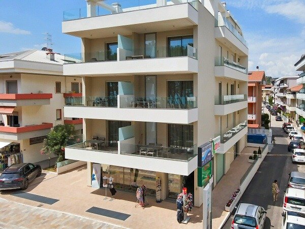 Edificio moderno a più piani, strada urbana.