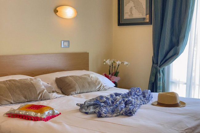 Camera con letto matrimoniale e accessori.
