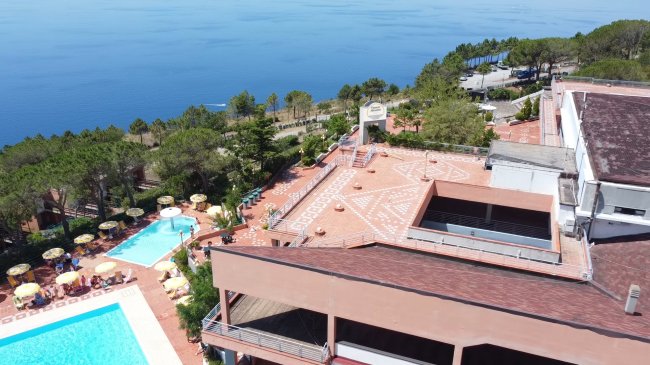 Hotel con terrazza affacciata sul mare.