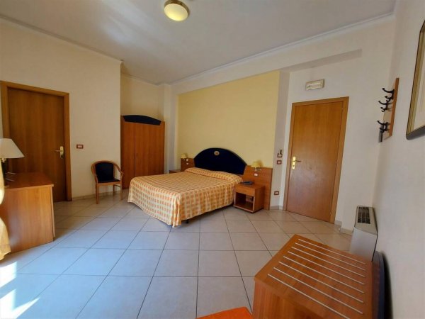 Camera d'albergo spaziosa con letto matrimoniale.