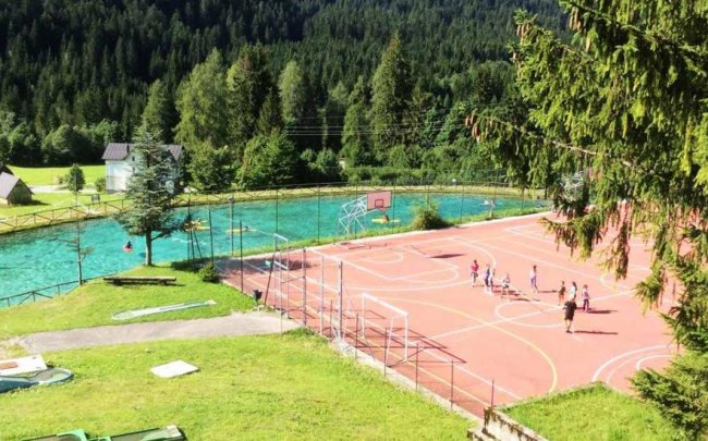 Campo sportivo tra i boschi.