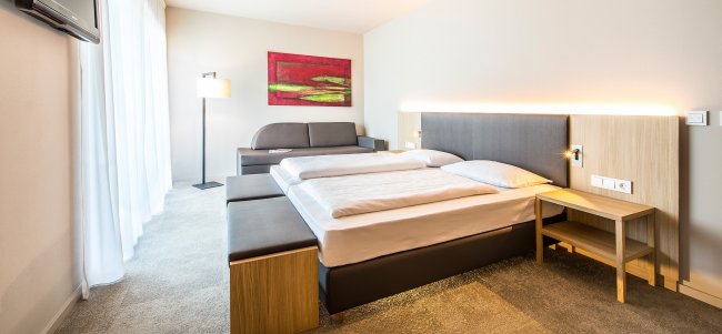 Camera d'hotel con letto matrimoniale.