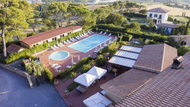 Piscina circondata da lettini e ombrelloni.