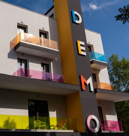 Edificio moderno con balconi colorati e lettere