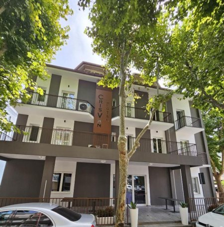Edificio moderno a più piani con balconi.