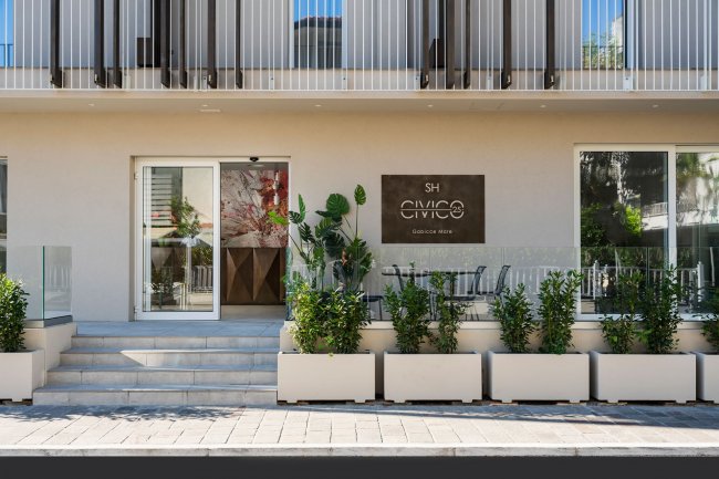 Ingresso moderno con piante in fioriere.