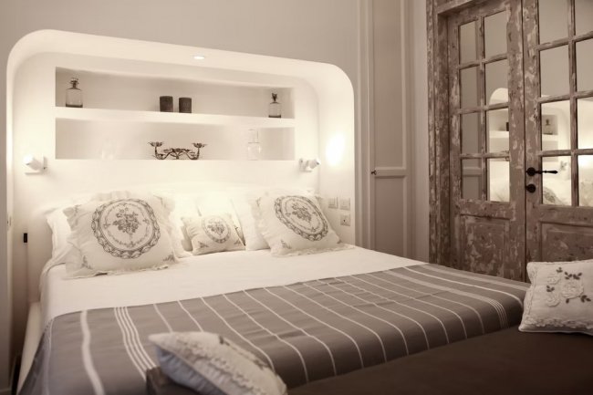 Camera da letto elegante con cuscini decorati.