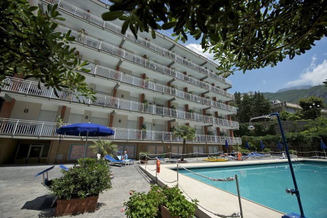 Edificio con balconi e piscina scoperta.