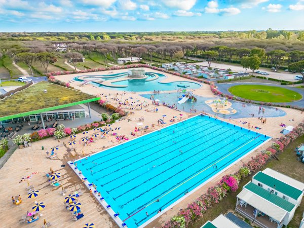 Piscine all'aperto con ombrelloni e giardini.