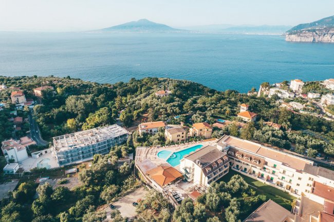 Veduta aerea di un paesaggio costiero con piscina.