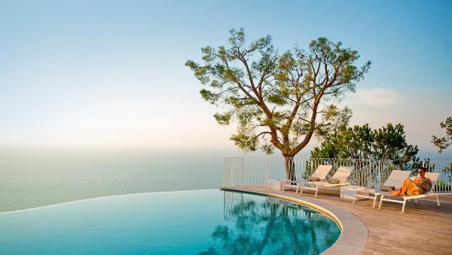 Piscina a sfioro con vista panoramica.