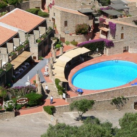 Complesso in pietra con piscina circolare.